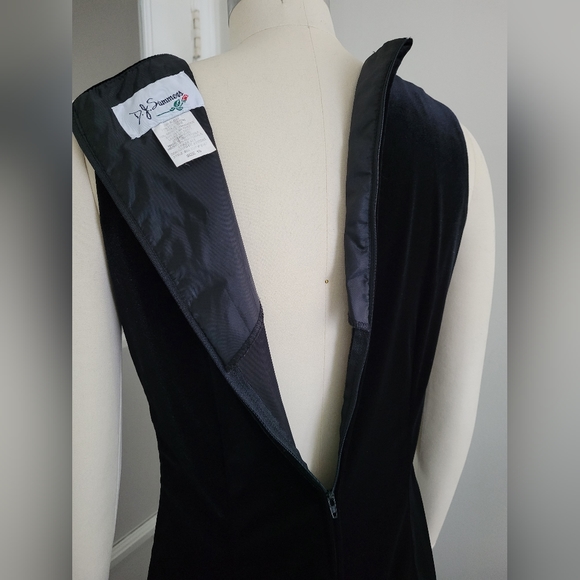 VINTAGE black velvet sleeveless jumpsuit - Picture 4 of 6